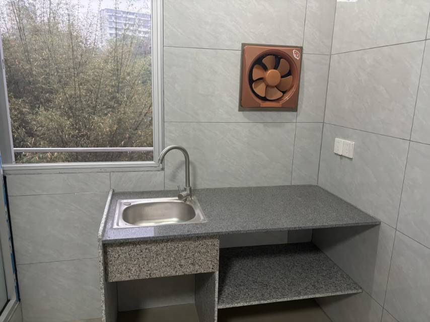 西城七口街团结小学附近单间出租 2